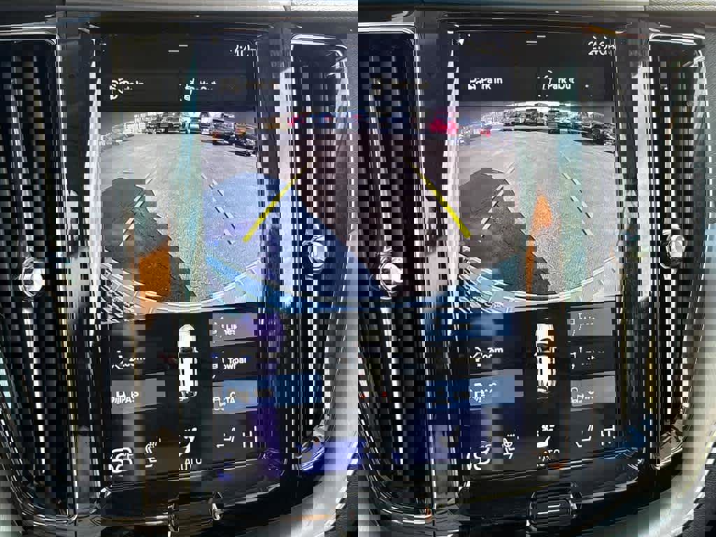 Used 2018 Volvo XC60 T6 Momentum w/ Convenience Package image 13