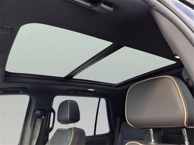 Used 2021 GMC Yukon SLT w/ SLT Premium Package image 12