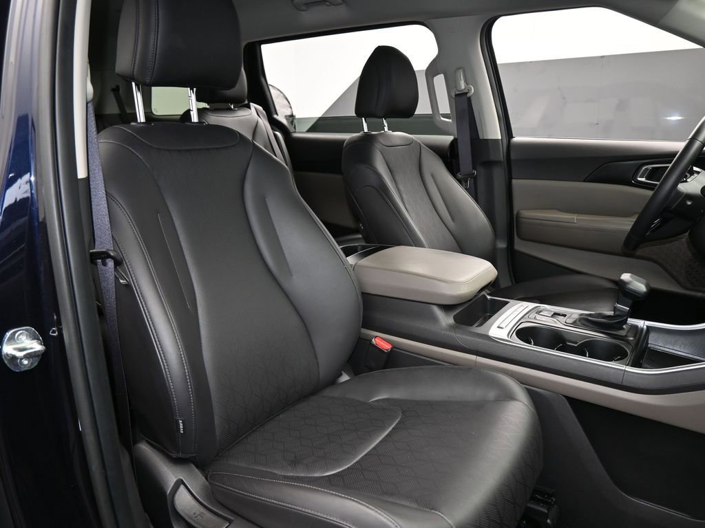 Used 2025 Kia Carnival image 45