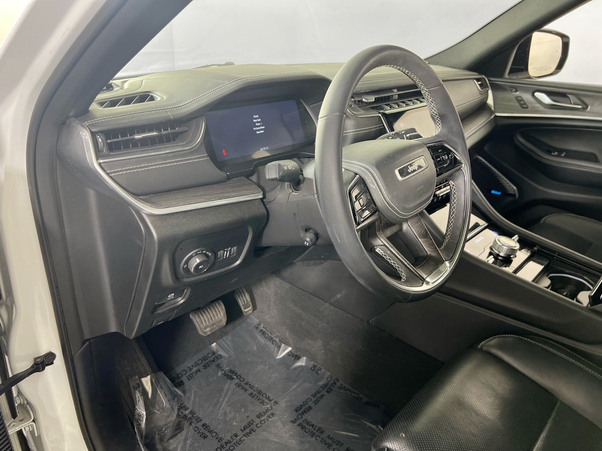 Used 2023 Jeep Grand Cherokee L Overland w/ Luxury Tech Group IV AWD/4WD image 9