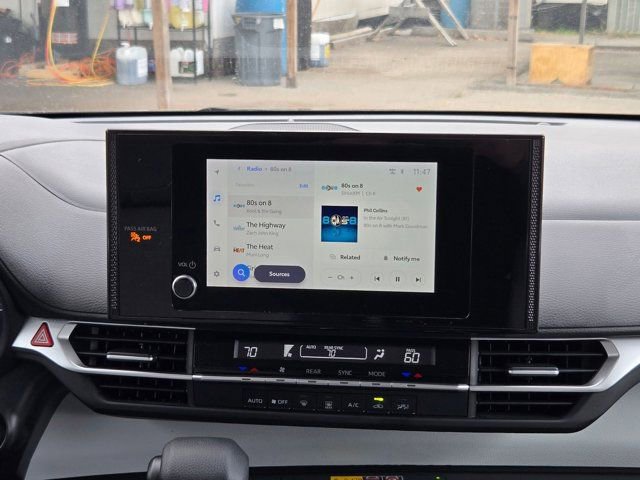 Used 2025 Toyota Sienna LE image 18