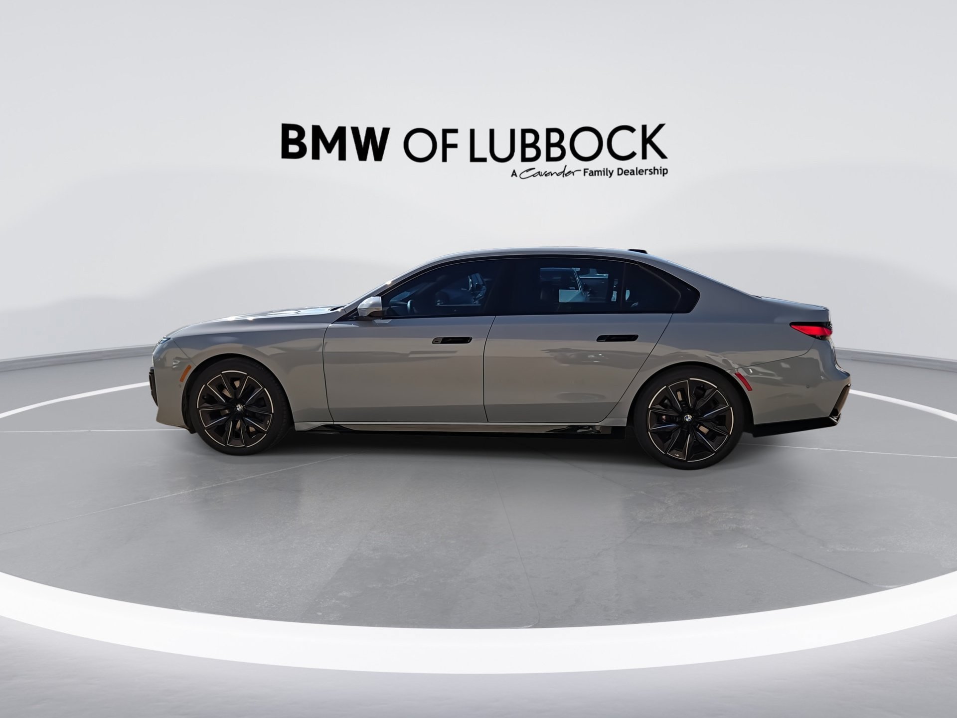 Used 2023 BMW 740i w/ Parking Assistance Package RWD image 6