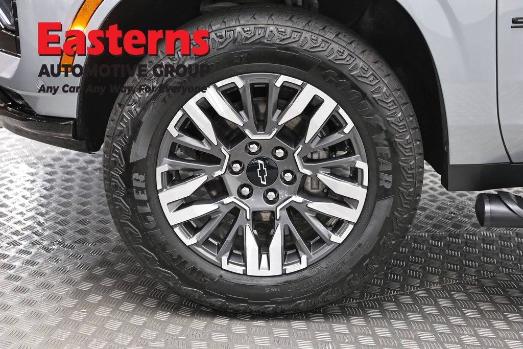 Used 2025 Chevrolet Suburban Z71 image 34