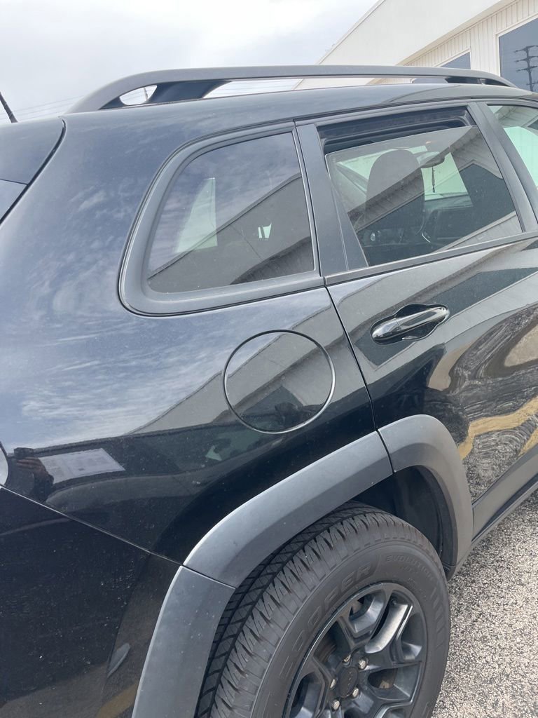 Used 2020 Jeep Cherokee Trailhawk w/ Technology Group AWD/4WD image 9