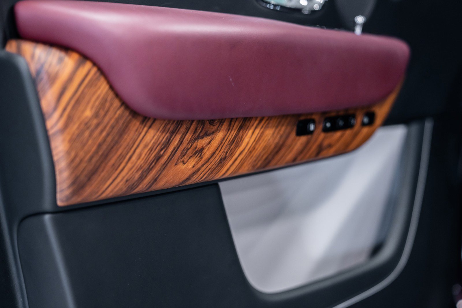 Used 2023 Rolls-Royce Cullinan image 25