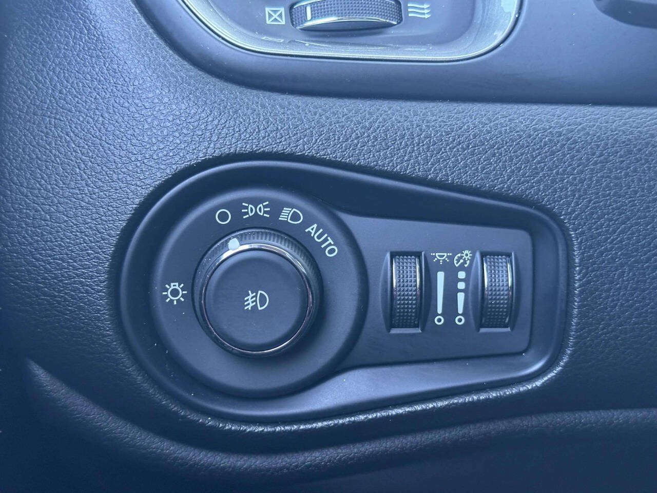 Used 2022 Jeep Renegade Latitude AWD/4WD image 25