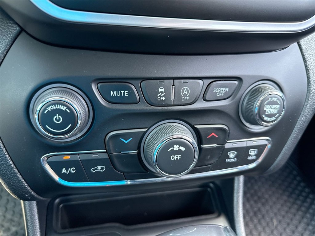 Used 2020 Jeep Cherokee Latitude Plus w/ Cold Weather Group image 19