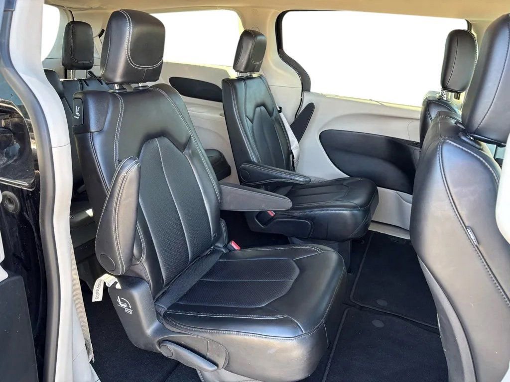 Used 2024 Chrysler Pacifica Touring-L image 25
