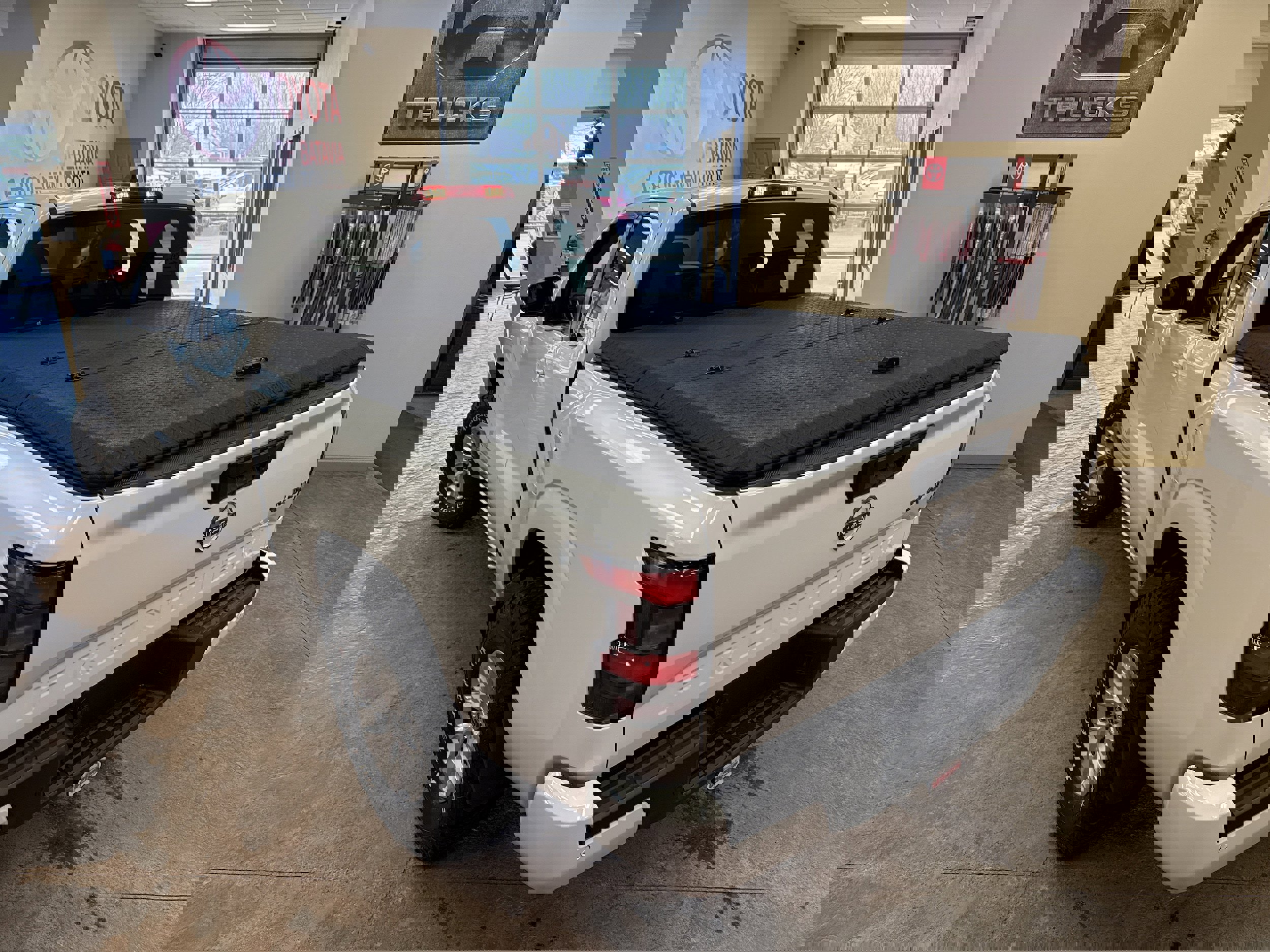 Used 2024 Nissan Frontier SV w/ Technology Package image 10