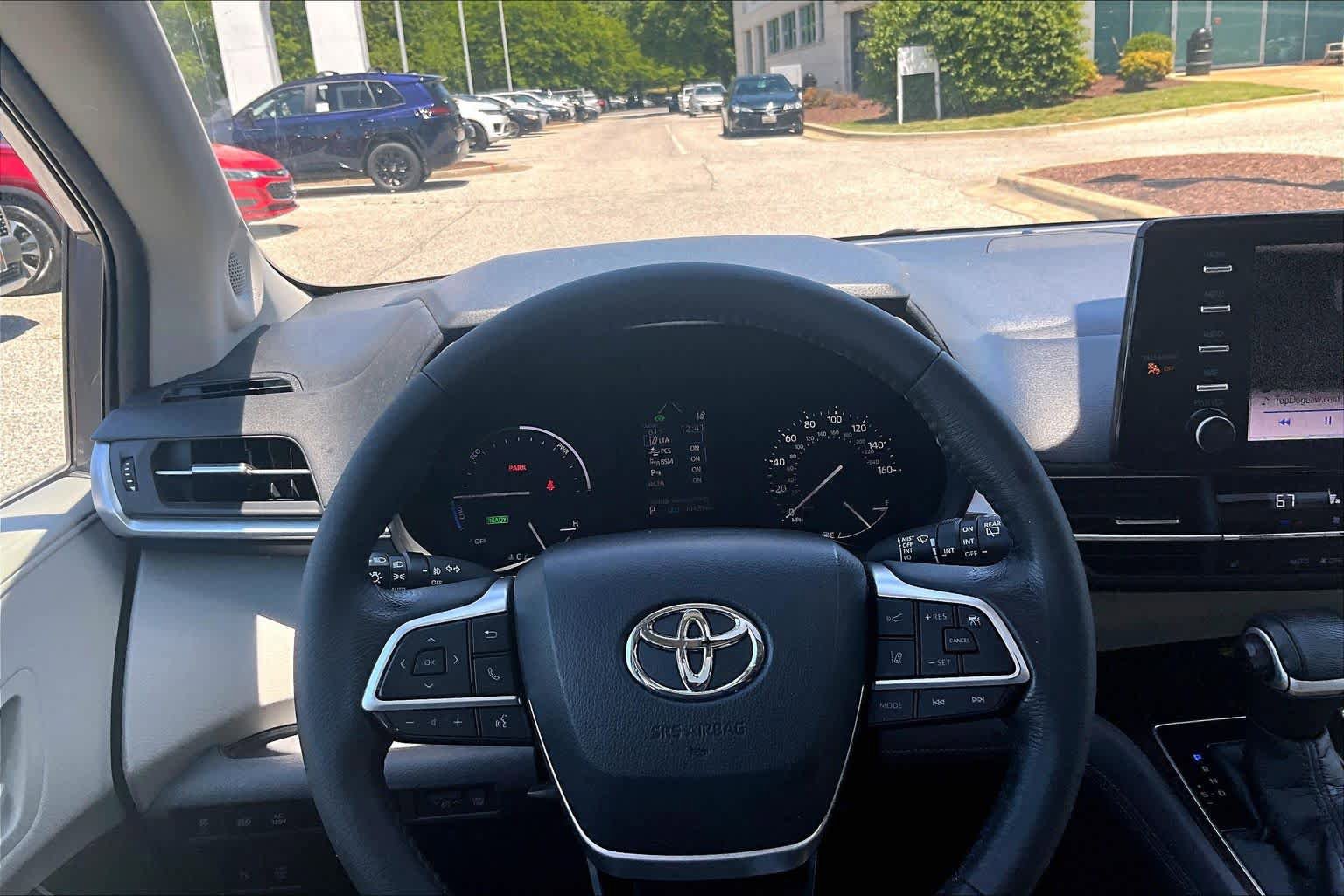 Used 2021 Toyota Sienna XLE w/ XLE Plus Package FWD image 26
