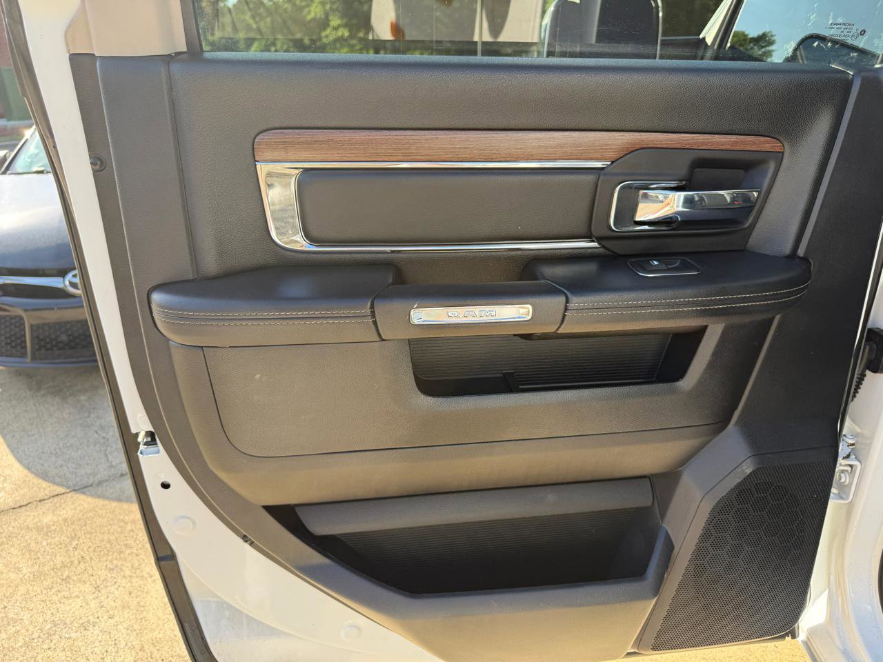 Used 2016 RAM 3500 Laramie RWD image 24