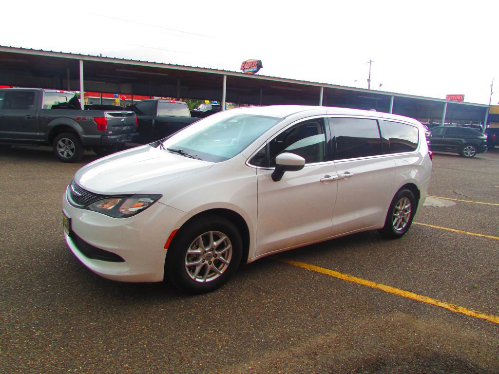 Used 2022 Chrysler Voyager LX image 10