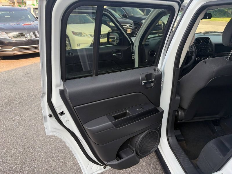 Used 2016 Jeep Patriot Latitude FWD image 9