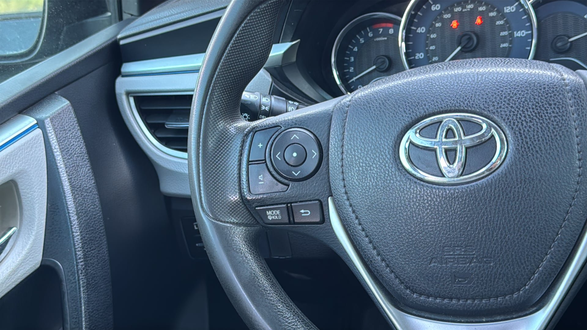 Used 2016 Toyota Corolla LE FWD image 26