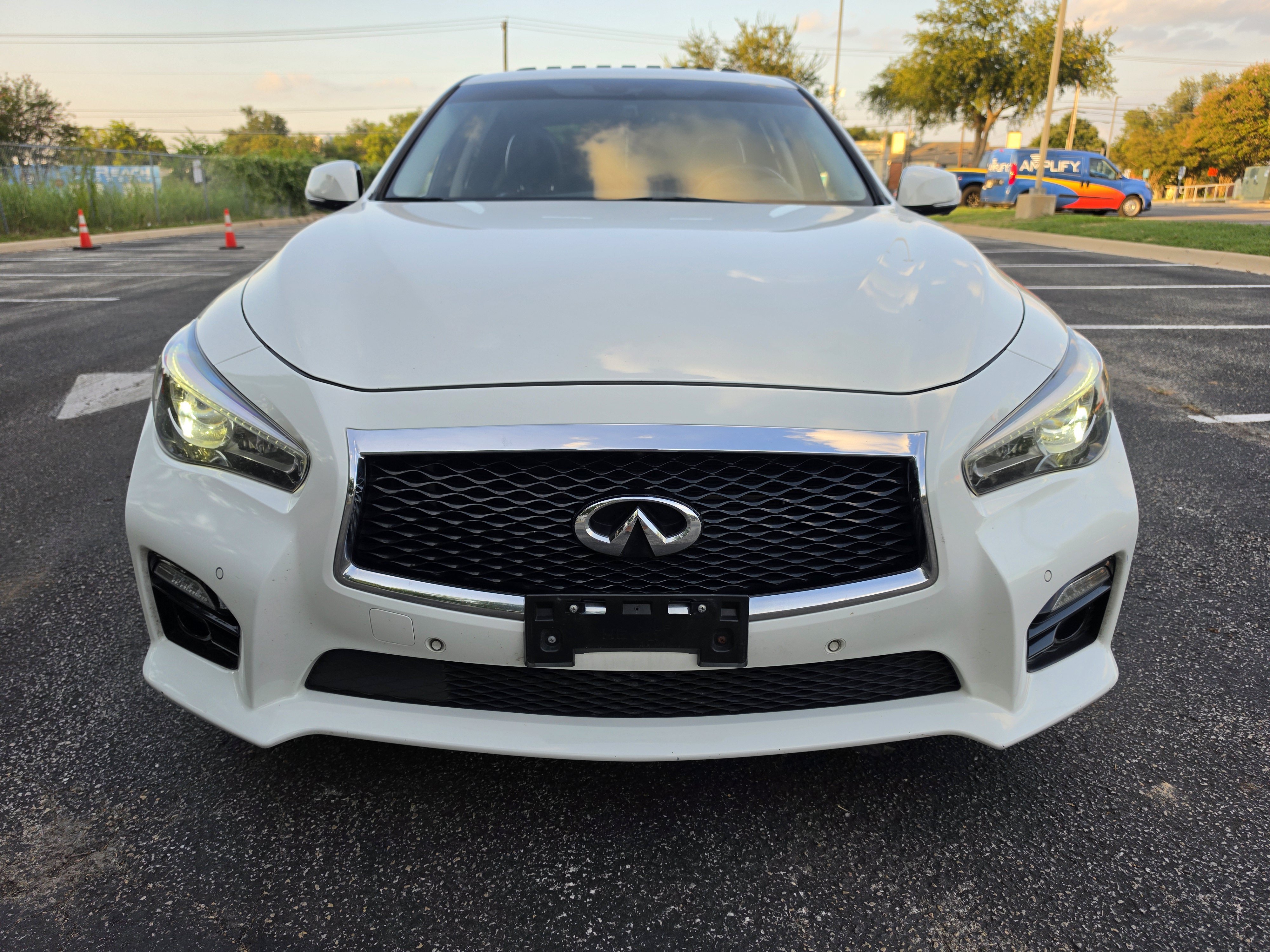 Used 2014 INFINITI Q50 Hybrid w/ Deluxe Technology Package RWD image 2