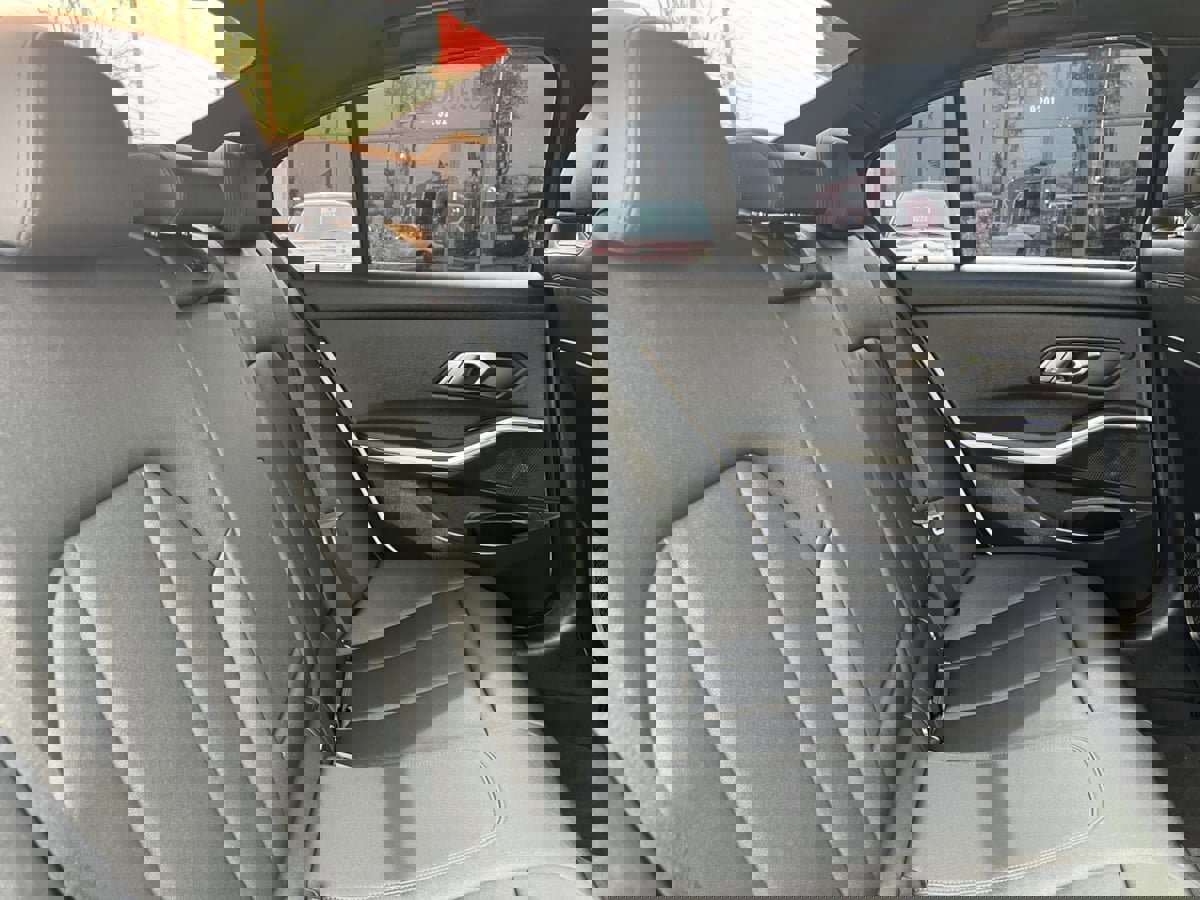 Used 2019 BMW 330i Sedan w/ Convenience Package image 28