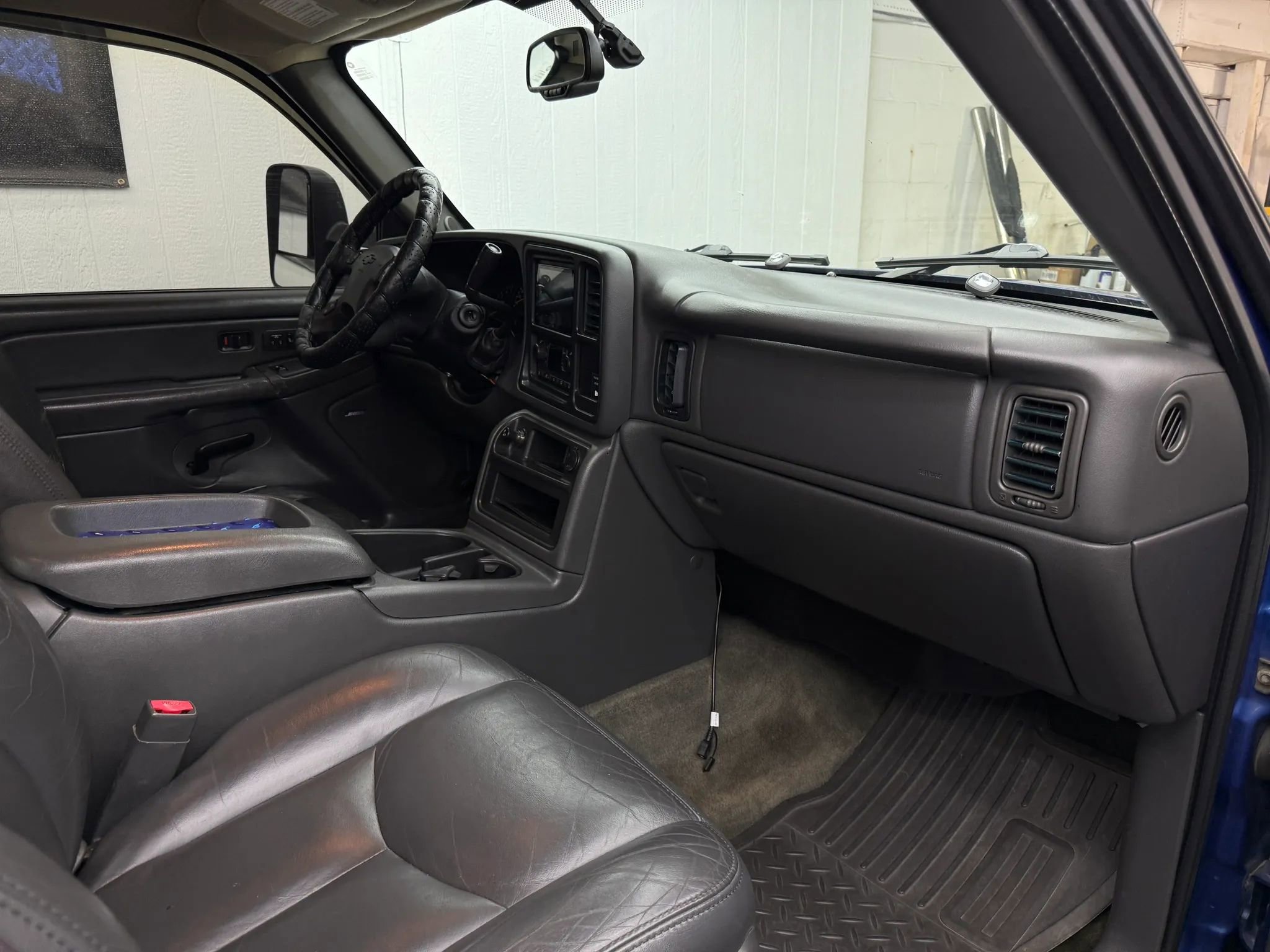 Used 2004 Chevrolet Silverado 1500 LT w/ Light Duty Power Package AWD/4WD image 7