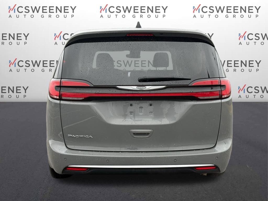 Used 2023 Chrysler Pacifica Touring-L image 4