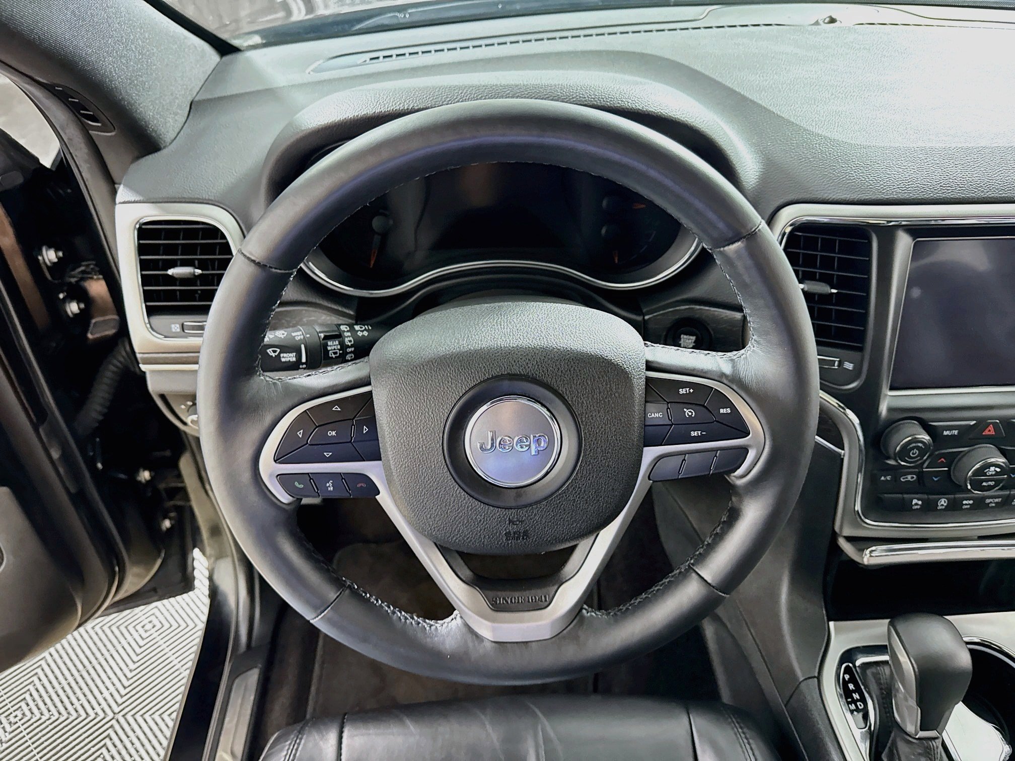 Used 2018 Jeep Grand Cherokee Limited AWD/4WD image 16