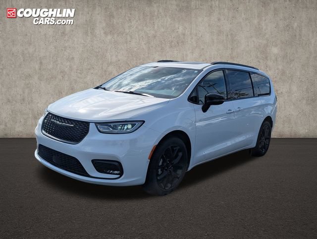 Used 2023 Chrysler Pacifica Limited w/ Uconnect Theater Family Group AWD/4WD image 3