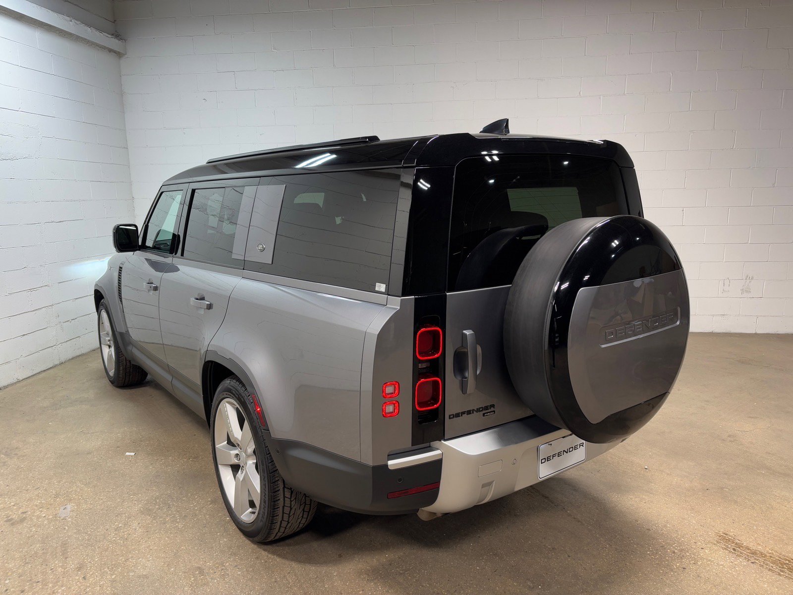Used 2023 Land Rover Defender 130 SE image 9