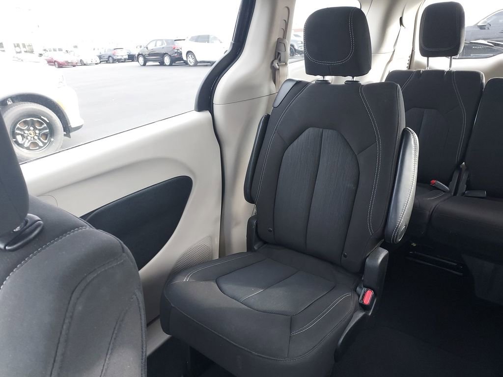 Used 2023 Chrysler Voyager LX image 12