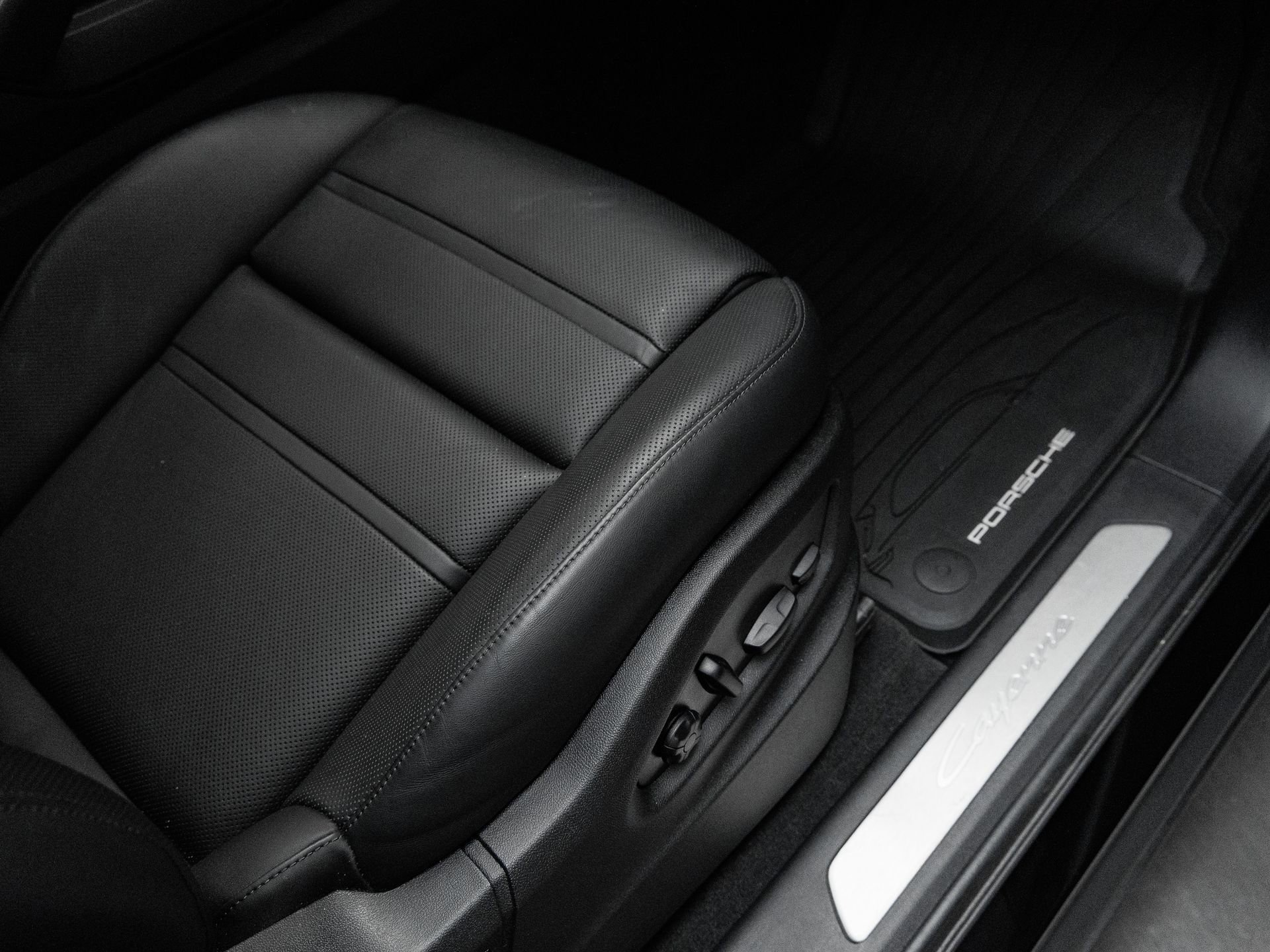 Certified 2025 Porsche Cayenne Coupe AWD/4WD image 40