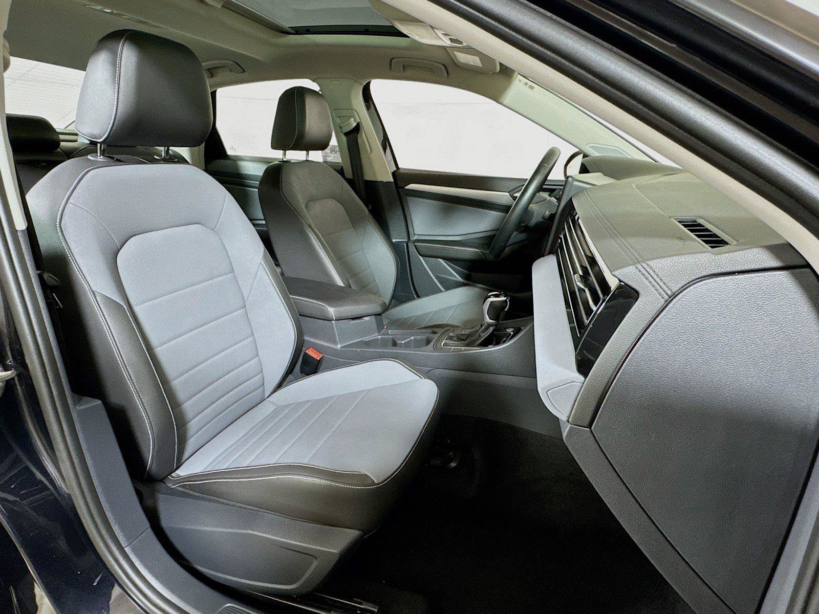 Used 2025 Volkswagen Jetta SE FWD image 25