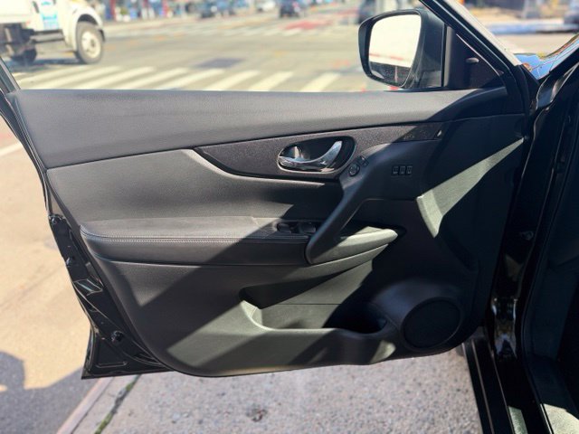 Used 2018 Nissan Rogue SV w/ Premium Package AWD/4WD image 9