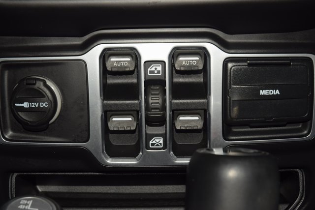 Used 2018 Jeep Wrangler Unlimited Sahara image 34