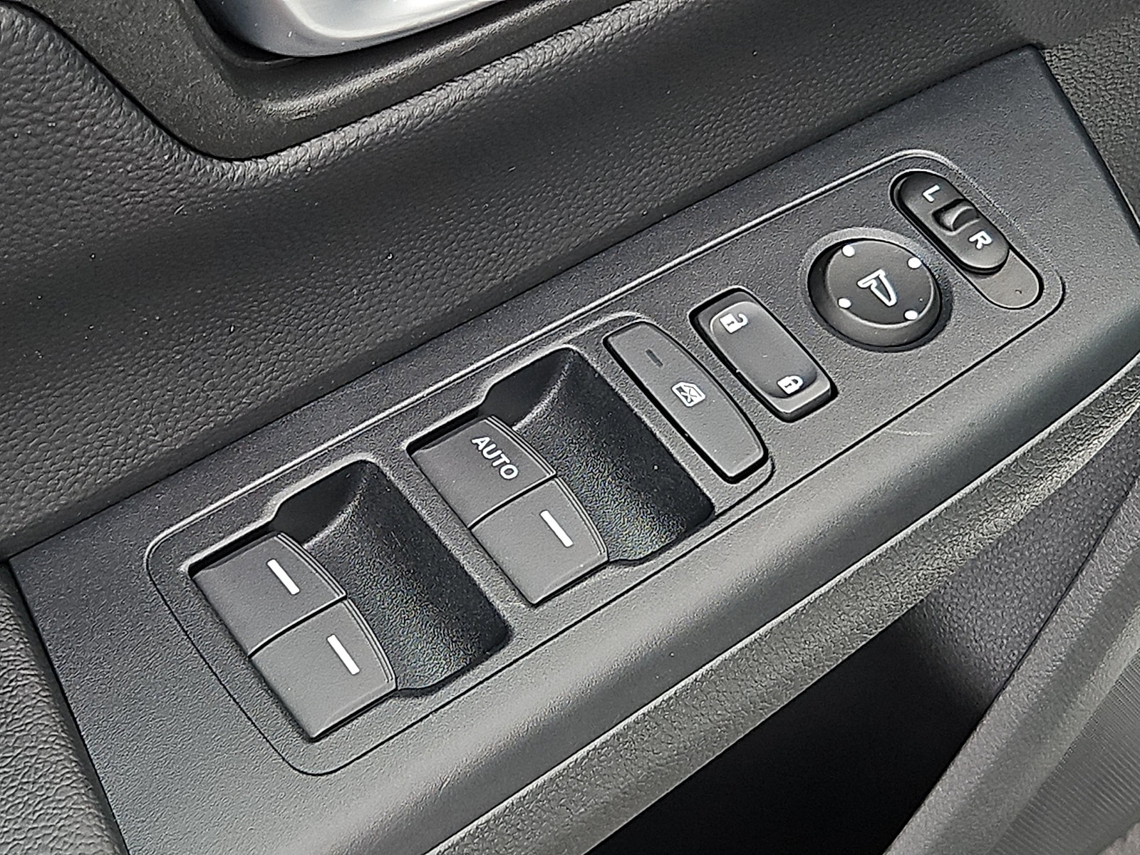 Used 2023 Honda CR-V LX image 25