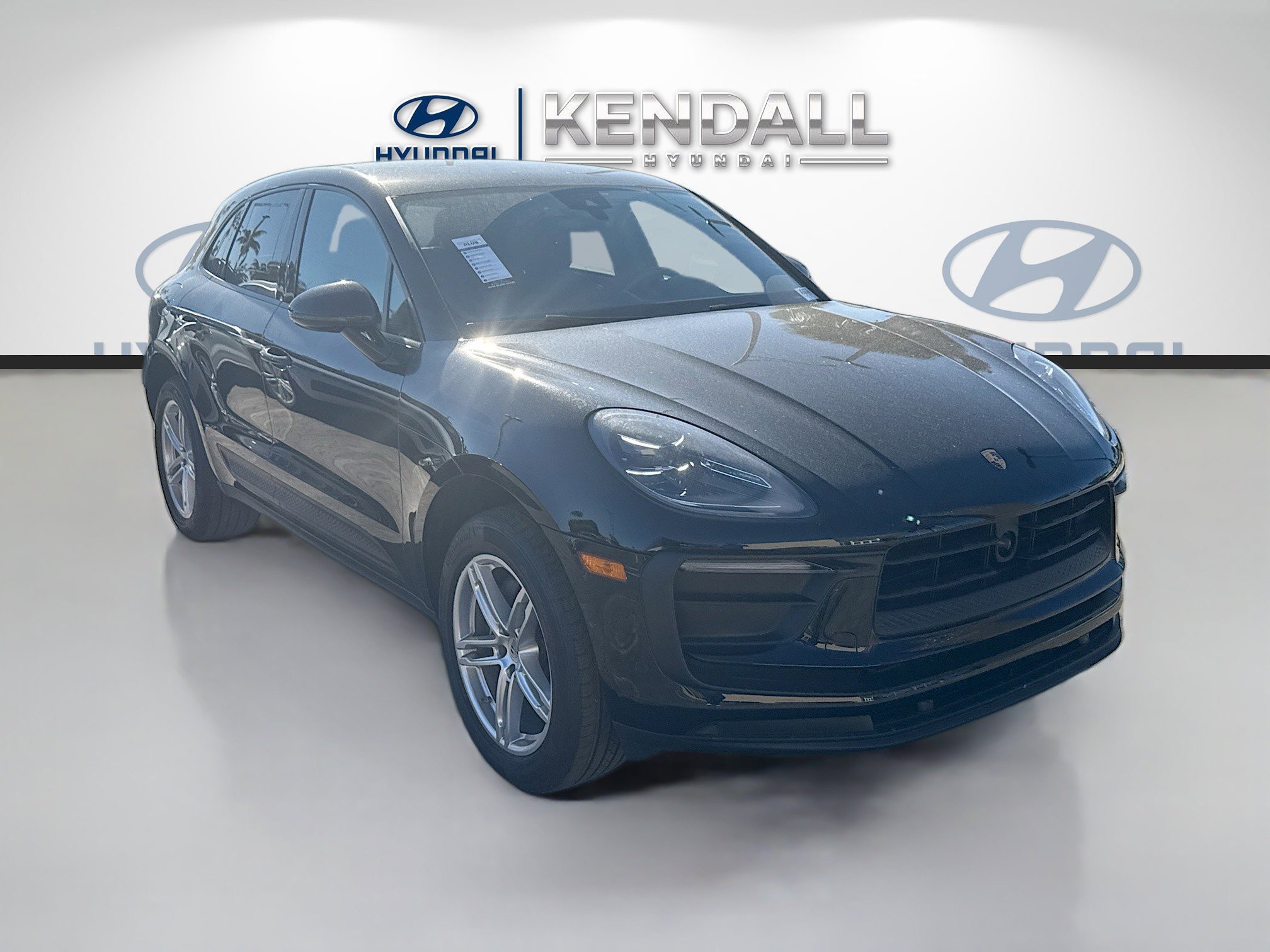 Used 2024 Porsche Macan image 1