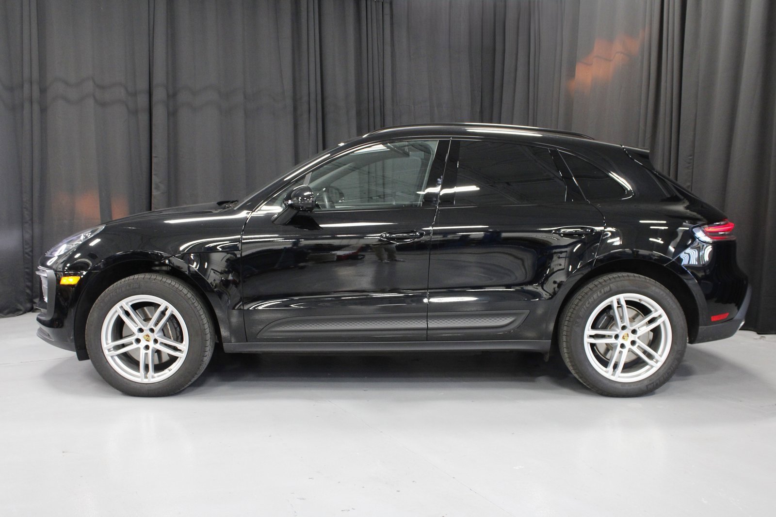Used 2025 Porsche Macan image 2