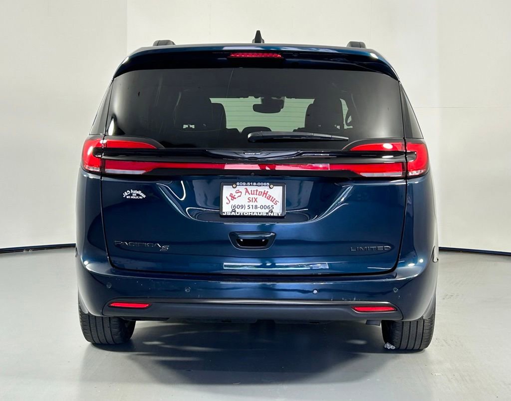 Used 2024 Chrysler Pacifica Limited w/ S Appearance Package FWD image 6