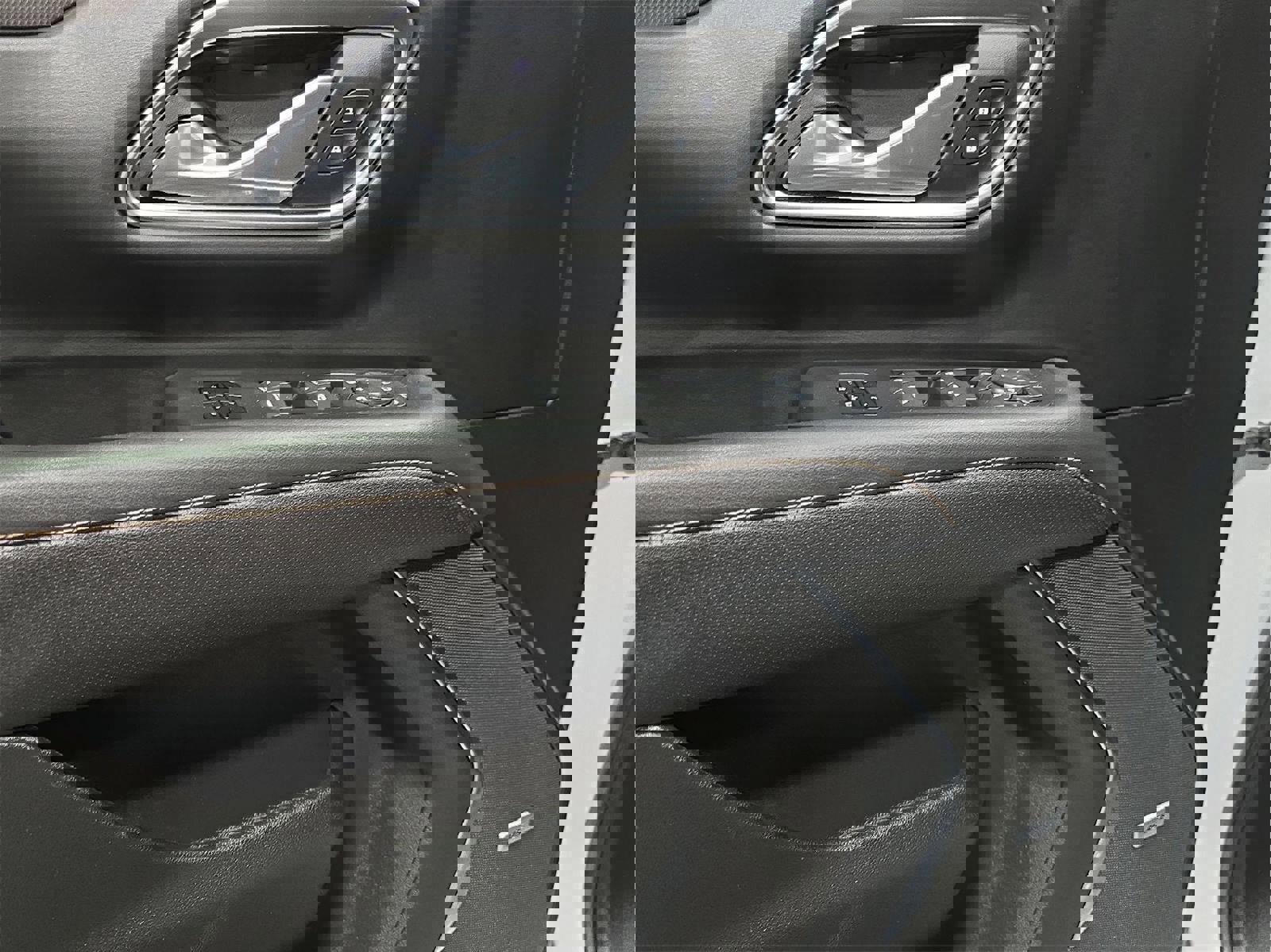 Used 2024 GMC Yukon XL AT4 w/ AT4 Premium Package image 8