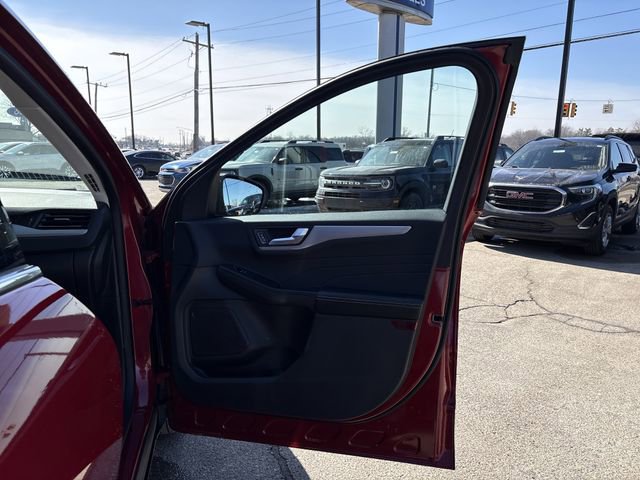 Certified 2023 Ford Escape Platinum w/ Class II Trailer Tow Package AWD/4WD image 27