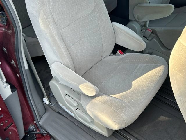 Used 2015 Toyota Sienna LE FWD image 48