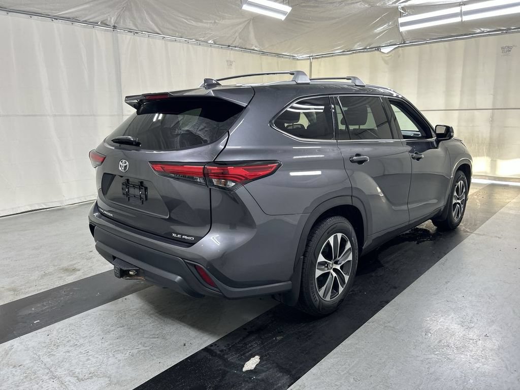 Used 2022 Toyota Highlander XLE AWD/4WD image 2