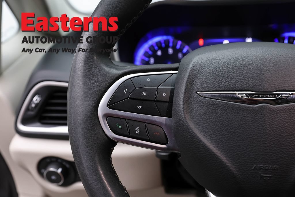 Used 2023 Chrysler Pacifica Touring-L FWD image 15