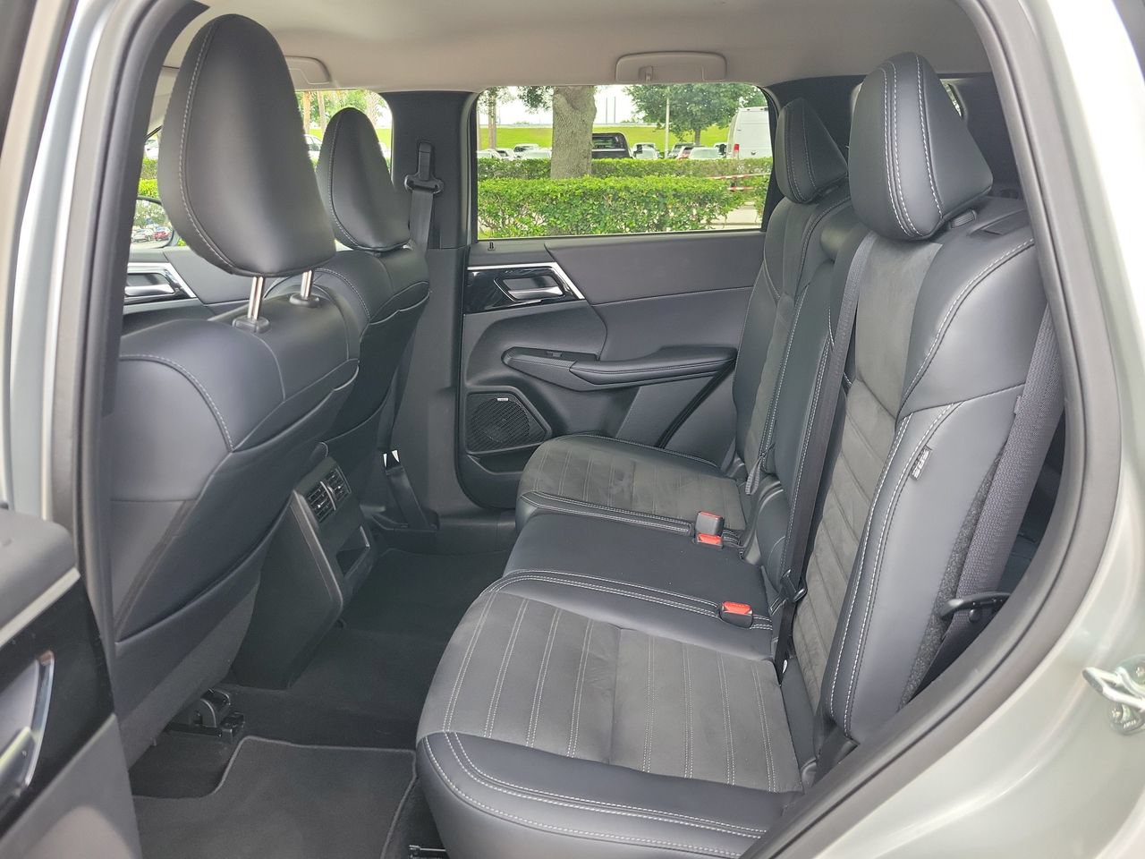 Used 2025 Mitsubishi Outlander SE FWD image 11