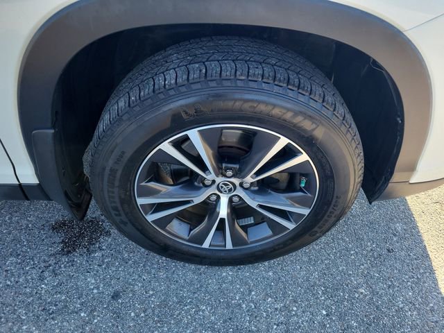 Used 2019 Toyota Highlander Plus AWD/4WD image 6