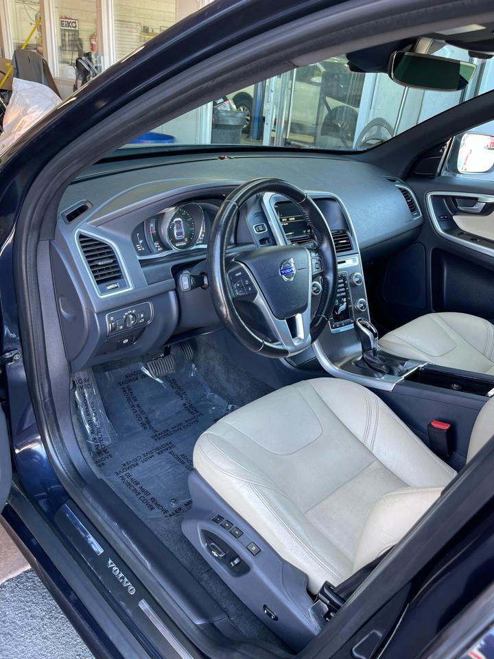 Used 2016 Volvo XC60 T6 w/ Proximity Package AWD/4WD image 12