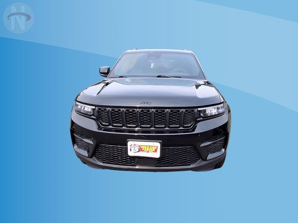 Used 2025 Jeep Grand Cherokee Altitude AWD/4WD image 3
