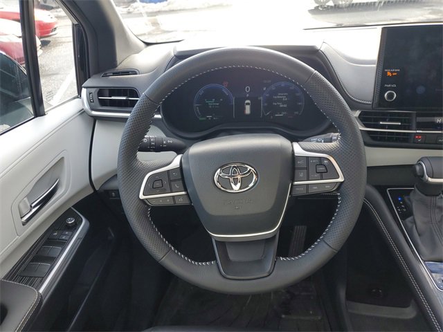 Used 2025 Toyota Sienna XSE image 14