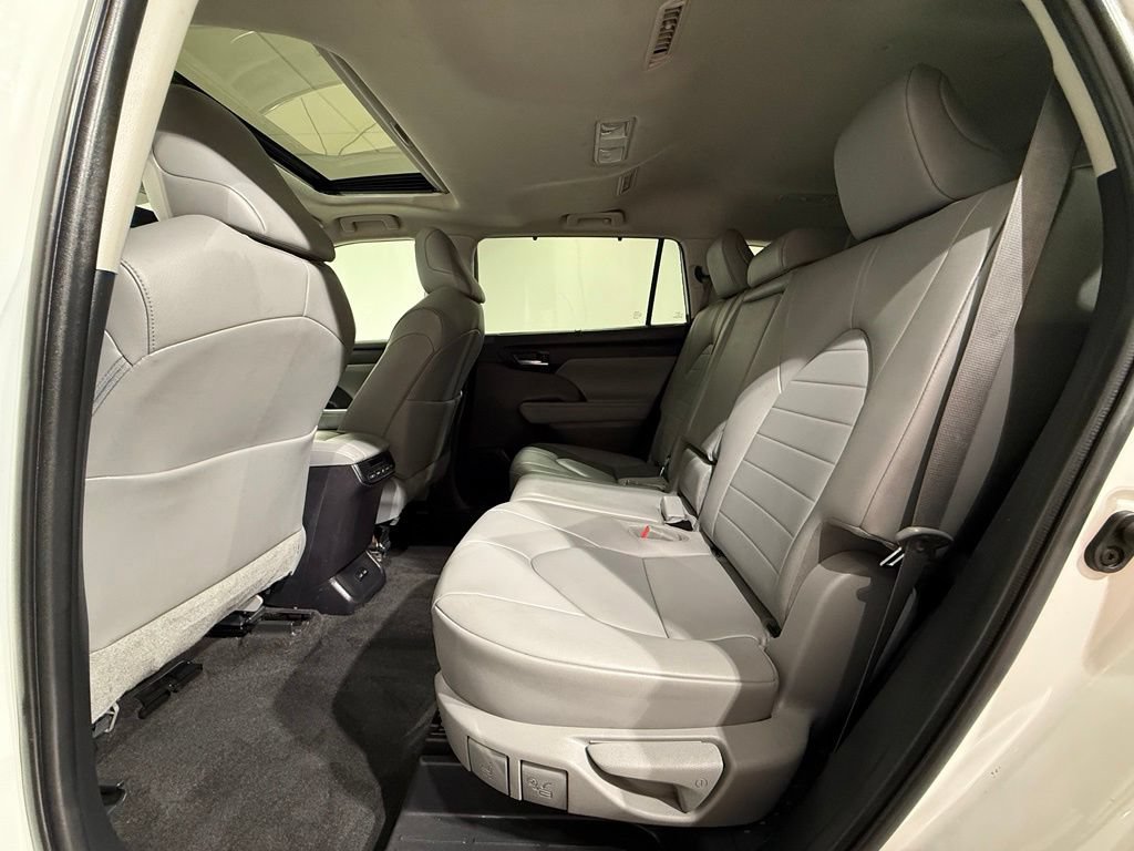 Used 2023 Toyota Highlander XLE AWD/4WD image 20