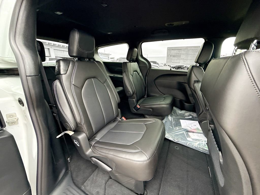 New 2026 Chrysler Pacifica Select FWD image 31