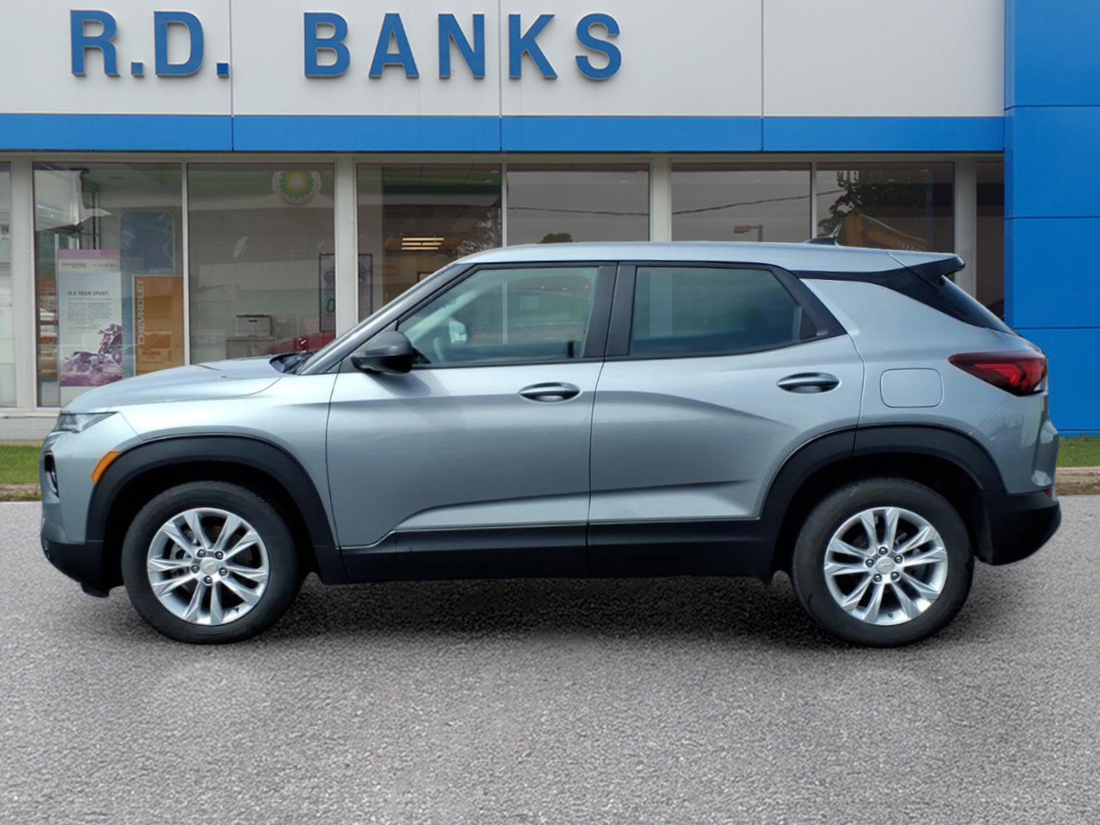 Used 2023 Chevrolet TrailBlazer LS image 2
