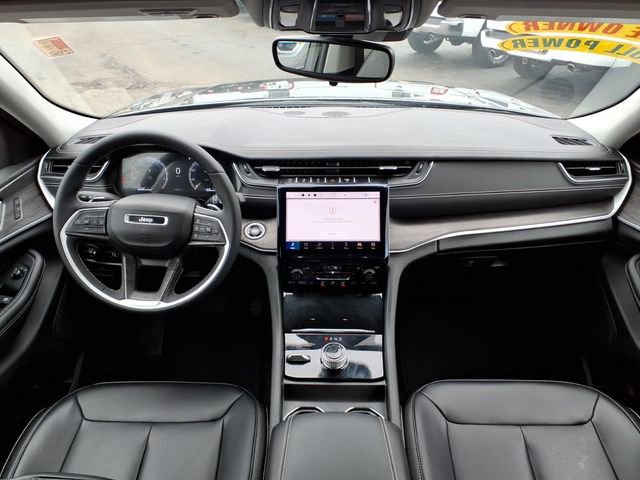 Used 2023 Jeep Grand Cherokee Limited w/ Black Appearance Package AWD/4WD image 14