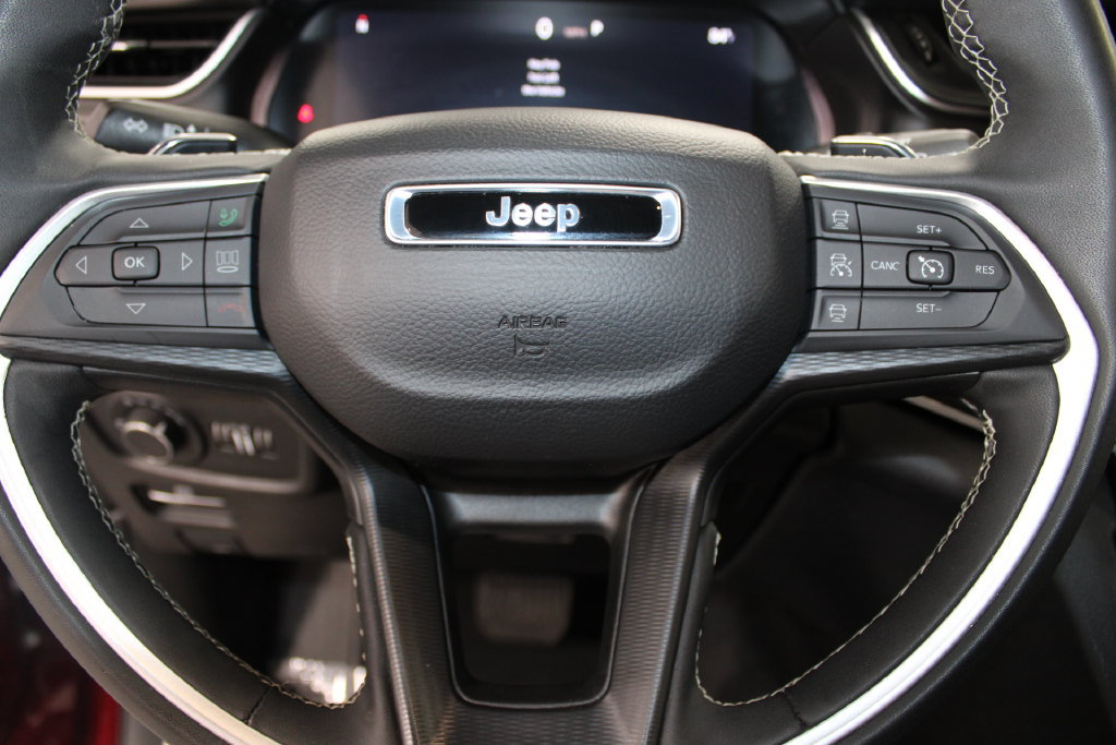 Used 2025 Jeep Grand Cherokee Altitude AWD/4WD image 34
