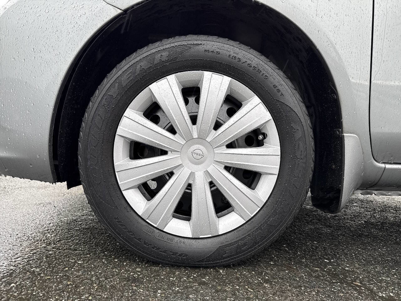 Used 2012 Nissan Versa SV image 2